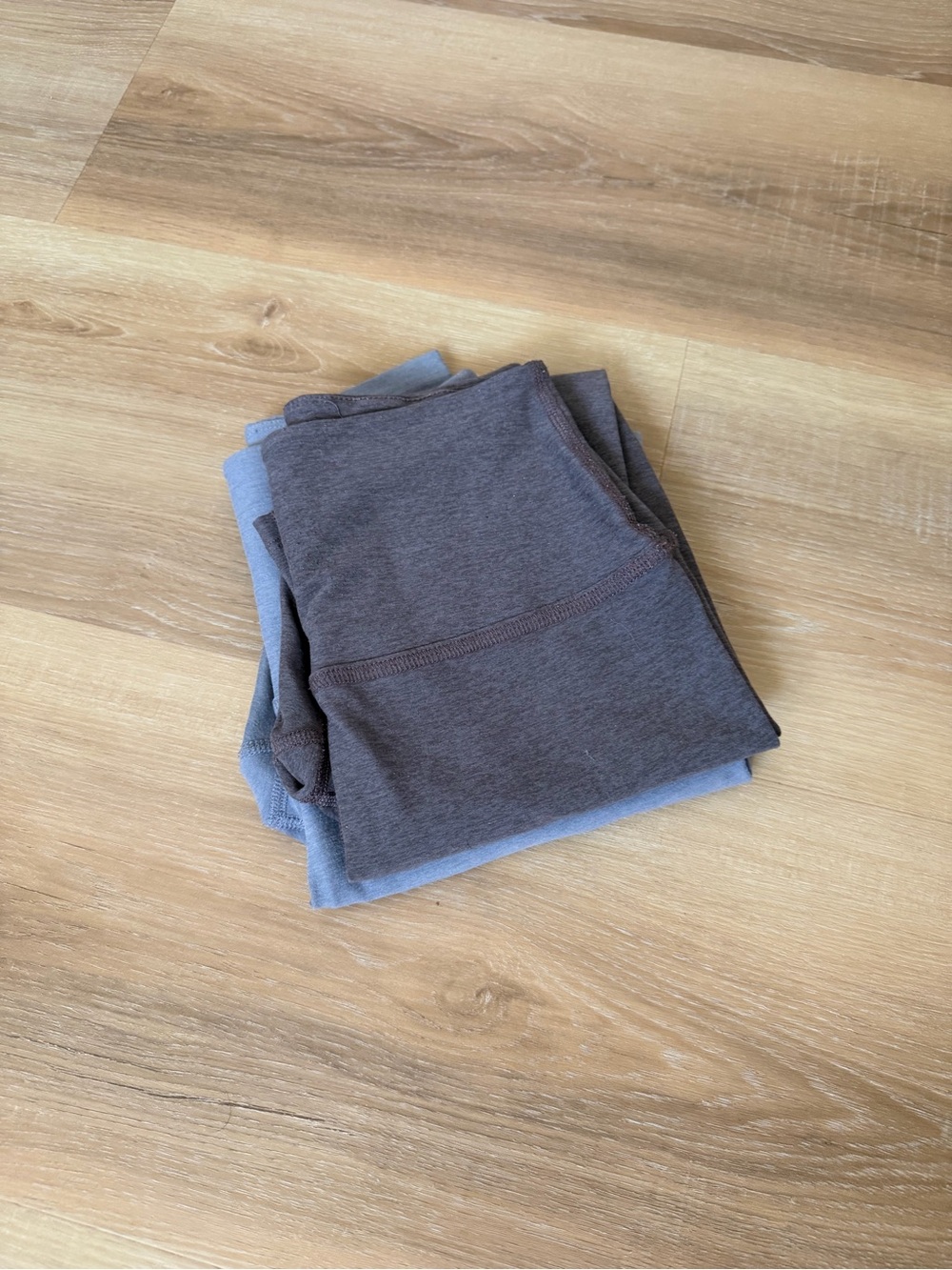 Beyond Yoga High-Waist Leggings in Lilac & Brown - Picture 3 of 3